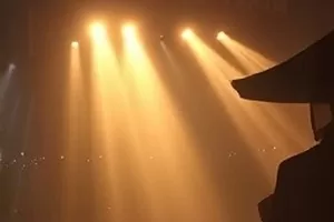 白墙之下幕后特辑封面，片场白墙与移动轨道灯