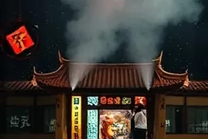 铁轨尽头杀青访谈封面，两位主创在监视器旁对谈