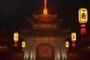 苔痕记时间线还原画面，老宅天井里长满青苔的石阶