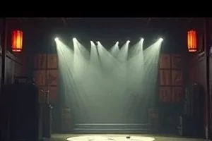 纸上山河原著改编对照封面，摊开的书页与批注笔