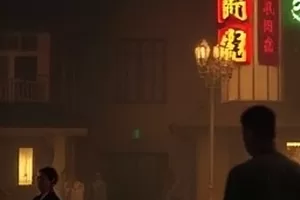 归途有风删减群戏画面，车站广场上的人群剪影